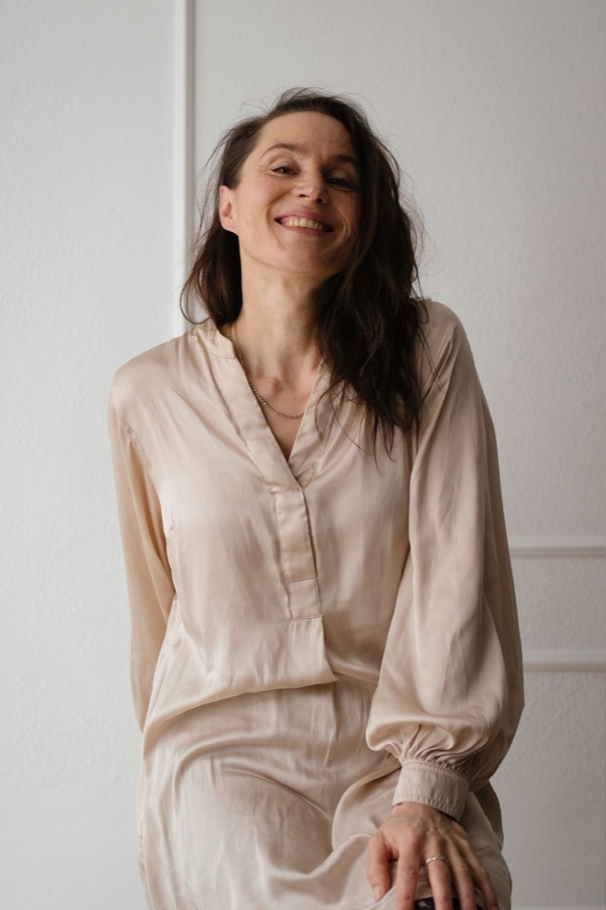 Iris Pyka lächelt in heller Bluse